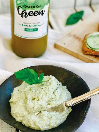 Queso vegano de albahaca fermentado con kombucha