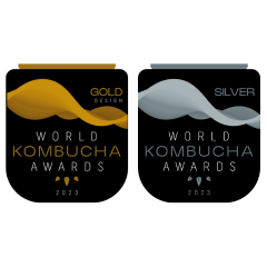 Dos premios de los World Kombucha Awards 2023. A la izquierda, un premio dorado en la categoría de Diseño Oro. A la derecha, un premio plateado. Reconocimiento a la calidad de la kombucha.